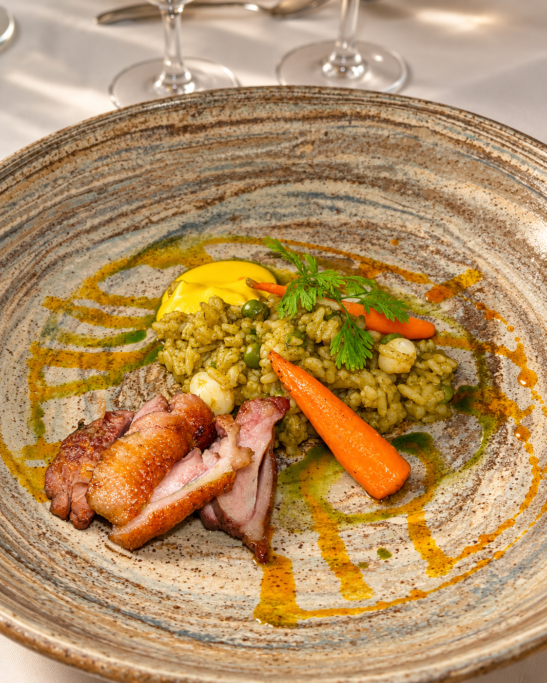 Plato gourmet con vino y cerámica