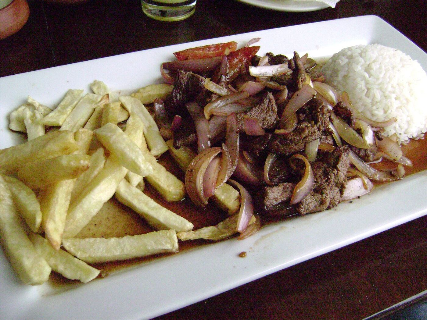 El lomo saltado nace del wok cantonés y hoy es uno de los platos más peruanos que existen.
